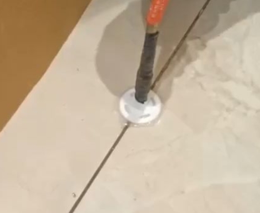 博野瓷砖空鼓维修公司专业解答瓷砖在铺贴过程中，如果没有涂抹均匀到位的粘结材料（如水泥砂浆或瓷砖胶），可能会导致以下问题